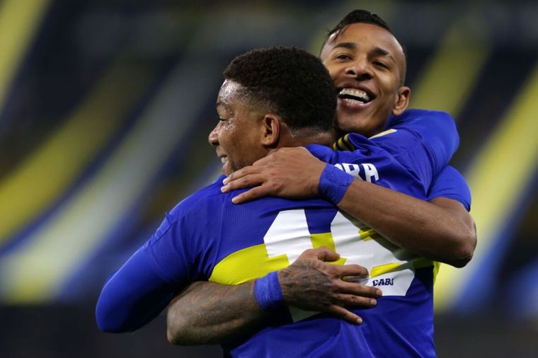 Villa y Fabra, dos de los mejores jugadores de Boca, se entienden con una simple palabra.