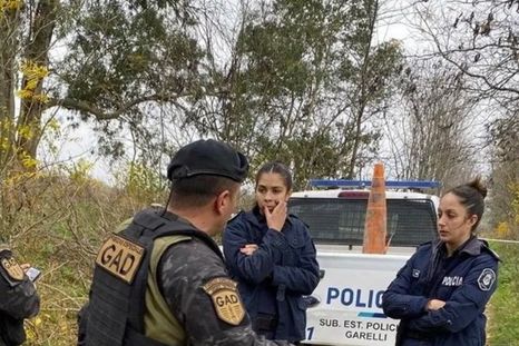 En el lugar, la Policía Científica certificó que Itán Quizos tenía heridas cortantes en el cuello y el estómago Foto: Diario Rio Negro