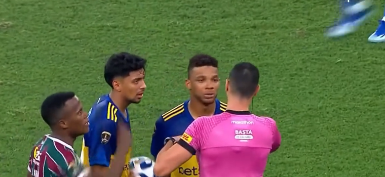 El colombiano se fue expulsado.