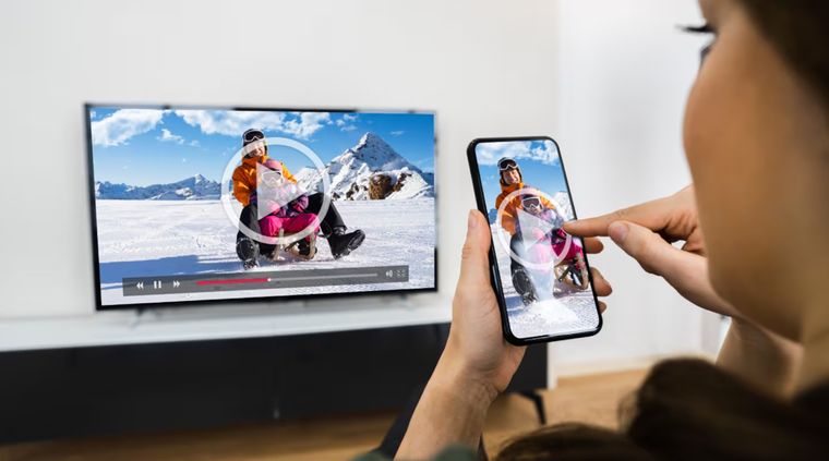 Un Smart TV enlazado por Ethernet sostiene el 4K y el HDR sin pixeleos ni pausas eternas para cargar las series. Un Smart TV enlazado por Ethernet sostiene el 4K y el HDR sin pixeleos ni pausas eternas para cargar las series.