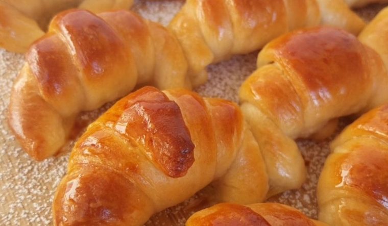 La receta de medialunas bañadas en almíbar nació como una versión más golosa de las medialunas de manteca tradicionales argentinas. La receta de medialunas bañadas en almíbar nació como una versión más golosa de las medialunas de manteca tradicionales argentinas.