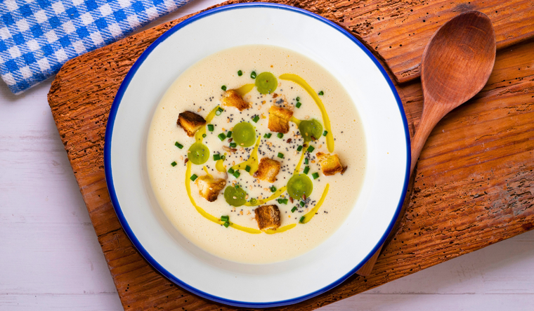 Esta receta de ajoblanco es considerada una de las sopas más antiguas de España. Esta receta de ajoblanco es considerada una de las sopas más antiguas de España.