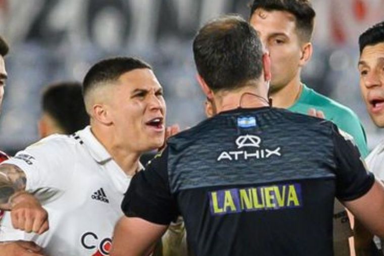Quintero, afuera por tres partidos: estuvo cerca de recibir una sanción más severa por empujar al árbitro en el último partido de River.