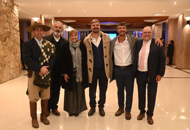 Laurent Bos y Patricia Giménez fueron recibidos por los anfitriones de Lomas del Malbec, Edgardo, Matías y Franco Parlanti. Laurent Bos y Patricia Giménez fueron recibidos por los anfitriones de Lomas del Malbec, Edgardo, Matías y Franco Parlanti.