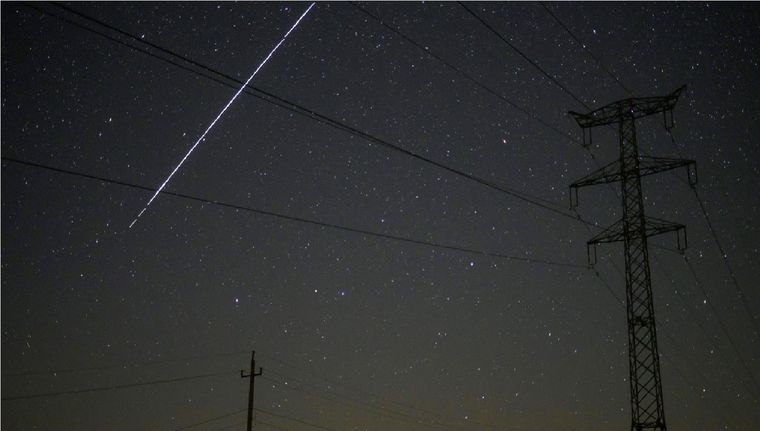 Los satélites de la empresa de Elon Musk pasarán esta noche por Argentina. Foto: EFE