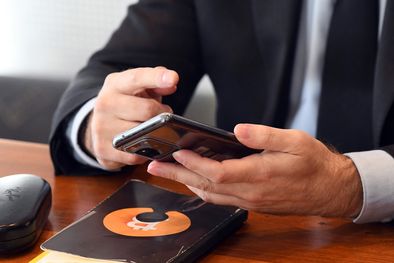 MDZol | El teléfono de Milei no para y pasa mucho tiempo activo en redes sociales Foto: ALF PONCE MERCADO / MDZ