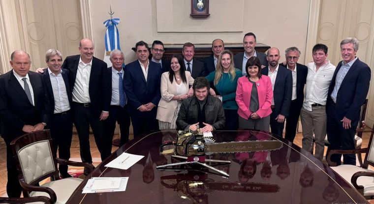 Javier Milei y su gabinete minutos despues de que se frustrara la sesión para debatir la Ley de Ficha Lmpia Foto: X Oficina del Presidente