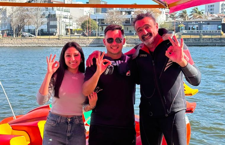 Turistas de Santiago del Estero extraviaron la llave de su camioneta en el lago San Roque junto al buzo Gonzalo Odasso.