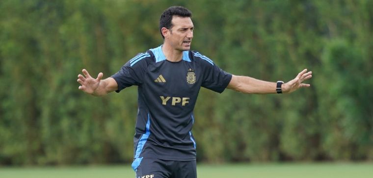 Scaloni tiene algunas dudas para jugar con Chile. Foto: Argentina