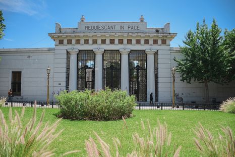 Cremación vs. cementerio parque: cómo evitar que tu última decisión se vuelva un problema