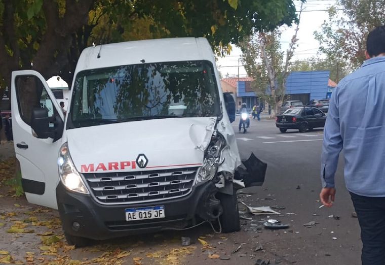 Así quedó la traffic colisionada por el camión descontrolado. Foto: Valentín Kark