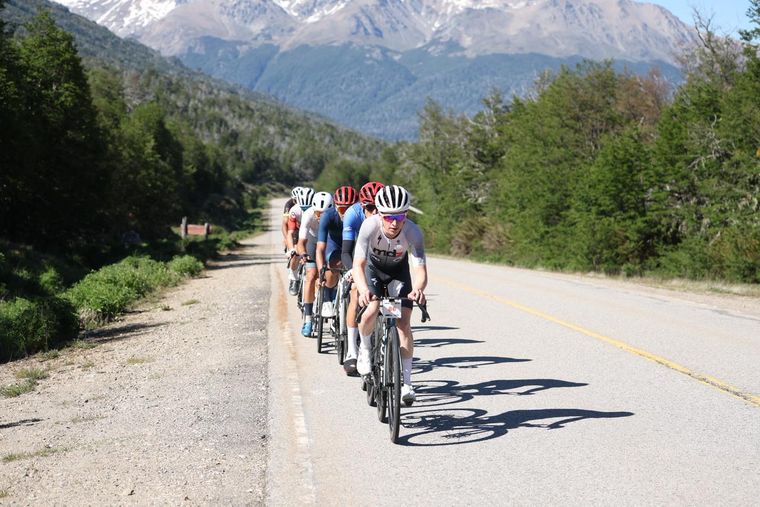 Juani Goudailliez liderando el pelotón de los mejores en una etapa de la carrera. Juani Goudailliez liderando el pelotón de los mejores en una etapa de la carrera. 