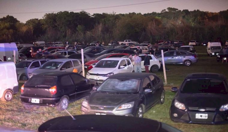 La multitudinaria fiesta clandestina se desarrolló en un club y había más de 200 autos