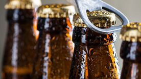 Foto: Eat This, Not That - https://www.eatthis.com/wp-content/uploads/sites/4/2021/04/beer-bottles.jpg