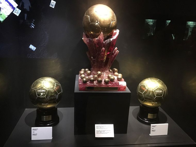 Así es el trofeo del Súper Balón de Oro, al lado de dos Balones de Oro regulares. Así es el trofeo del Súper Balón de Oro, al lado de dos Balones de Oro regulares.
