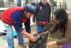 pese al anuncio oficial, encontraron mas peces del lago del parque en las acequias pese al anuncio oficial, encontraron mas peces del lago del parque en las acequias