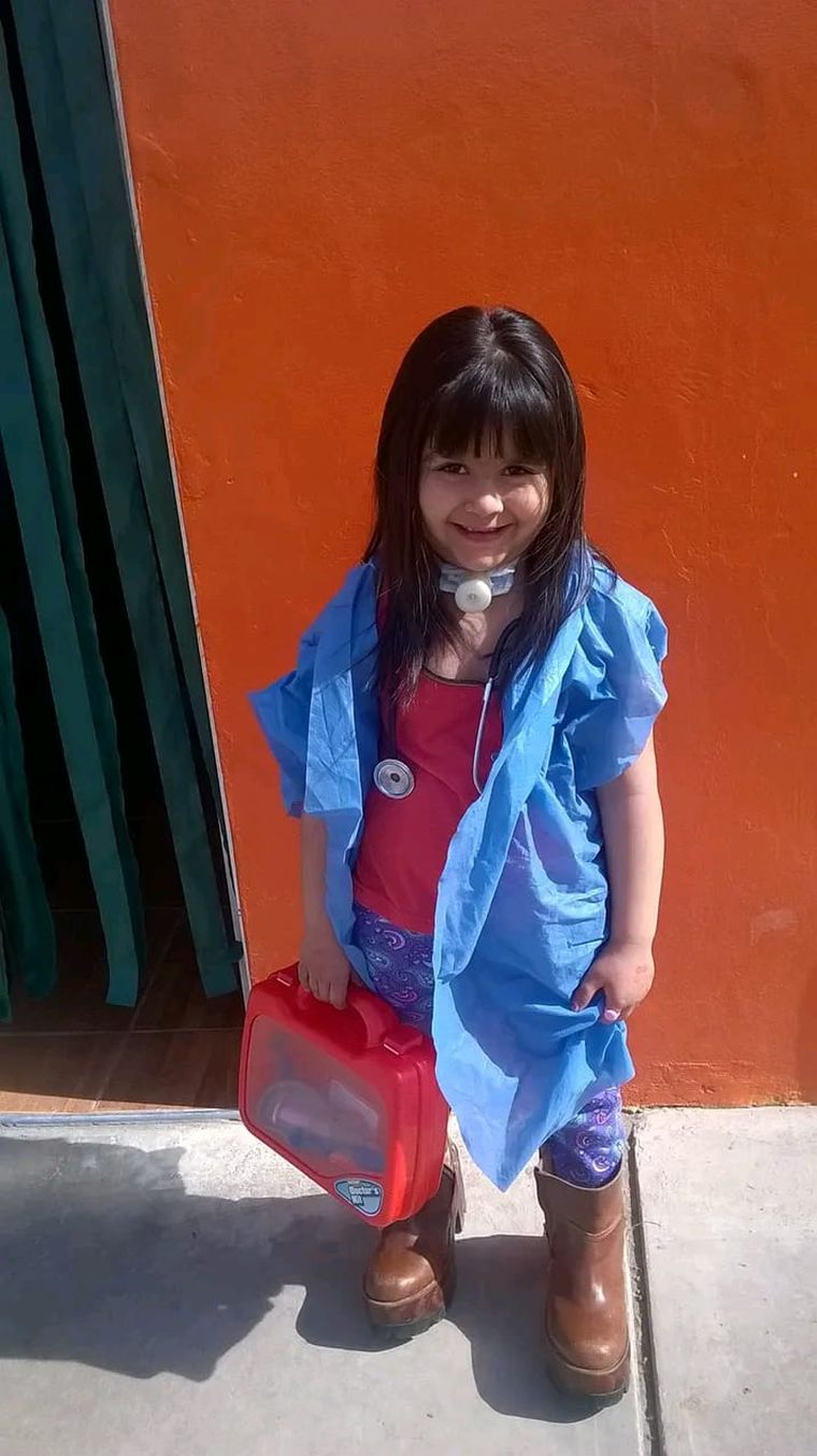 Delfina, luego de la operación en San Juan con una traqueotomía. Delfina, luego de la operación en San Juan con una traqueotomía.