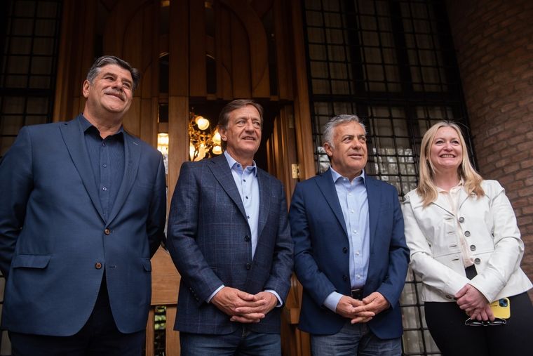 El actual gobernador y su sucesor se reunieron en la residencia oficiail de La Puntilla Foto: Twitter Alfredo Cornejo