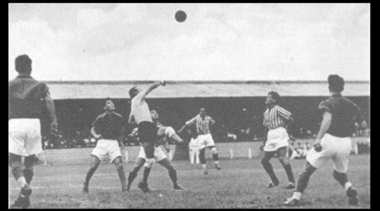 La Lepra con la pilcha histórica de muchísimas décadas de recorrido: camiseta azul, pantalones blancos. La Lepra con la pilcha histórica de muchísimas décadas de recorrido: camiseta azul, pantalones blancos.