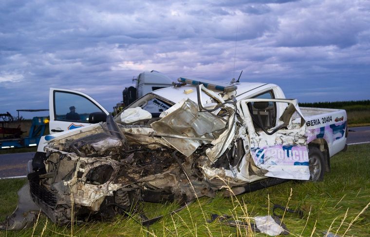Así quedó la camioneta de la policía tras chocar de frente con un camión que se cruzó de carril