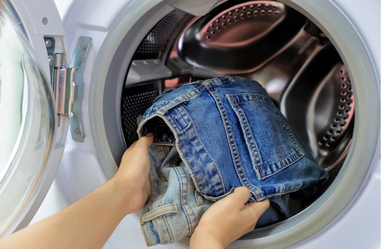 Cuida tus jeans siguiendo los siguientes consejos de lavado Foto: Shutterstock