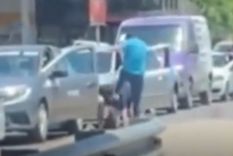 Un remisero y otro conductor se tomaron a golpes en una avenida en el centro de San Juan Foto: Captura de video Un remisero y otro conductor se tomaron a golpes en una avenida en el centro de San Juan Foto: Captura de video