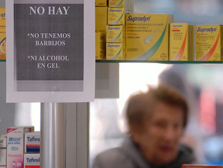 Alcohol y barbijos son difíciles de conseguir. Foto: NA