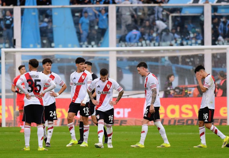 La desazón del plantel de River tras caer en la final del Apertura ante Belgrano de Córdoba.