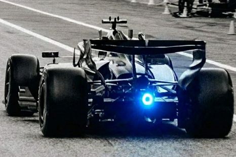 El Aston Martin AMR26 llamó la atención en Barcelona al girar con una luz azul trasera.