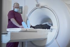 El caso del hombre succionado por una máquina de resonancia magnética expuso la importancia de retirar objetos metálicos antes del estudio.