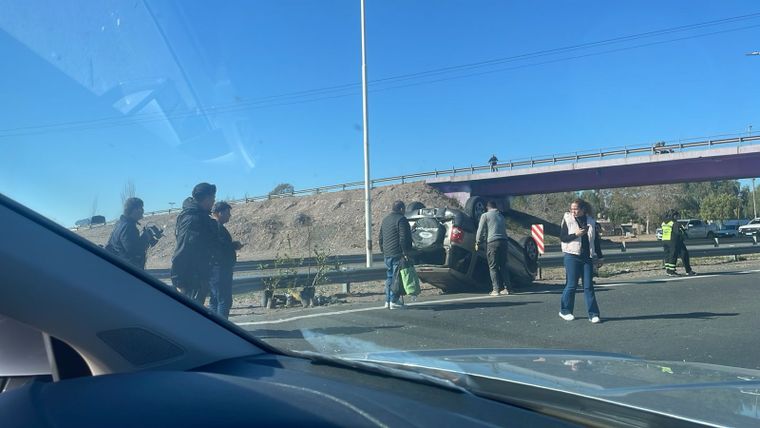 Auto vuelco acceso sur