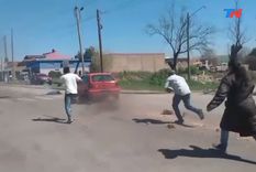 Una mujer se cansó de los piquetes y atropelló a un manifestante.