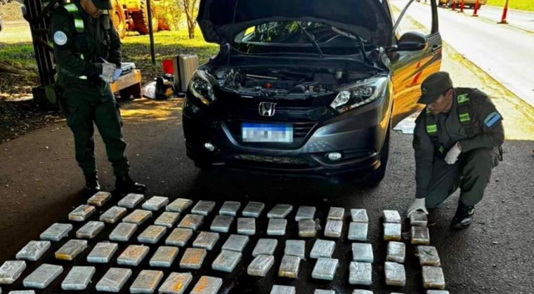 La cocaína estaba distribuida en las ópticas traseras y en el torpedo del auto. Foto: Gendarmería Nacional