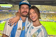 La pareja compartió postales besándose en diferentes lugares del mundo para celebrar los 35 años del músico. La pareja compartió postales besándose en diferentes lugares del mundo para celebrar los 35 años del músico.