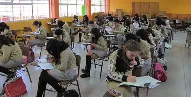 La disponibilidad de recursos económicos en el hogar continúa representando el factor más gravitante a la hora de predecir si un estudiante se graduará o abandonará. La disponibilidad de recursos económicos en el hogar continúa representando el factor más gravitante a la hora de predecir si un estudiante se graduará o abandonará.