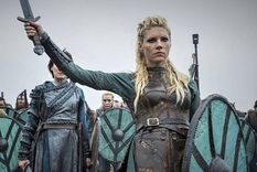 Foto: https://www.infobae.com/teleshow/2022/04/12/la-particular-profesion-que-la-abrio-las-puertas-de-la-fama-a-katheryn-winnick-la-estrella-de-vikingos/