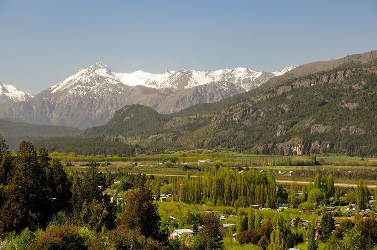 El Bolsón es un pueblo situada en la provincia de Río Negro, en el norte de la Patagonia. Se encuentra a orillas del río Quemquemtreu, en un valle repleto de árboles frutales. El cerro Piltriquitrón, muy escarpado, se alza al este. 