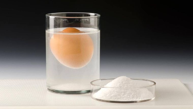 El ritual de la limpia de huevo en agua (Shutterstock).