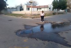 Aguas cloacales en las cercanías del Centro de Salud 136.