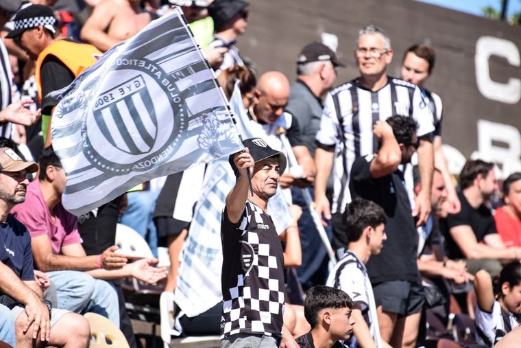 La ilusión de los hinchas de Gimnasia en al previa. La ilusión de los hinchas de Gimnasia en al previa.