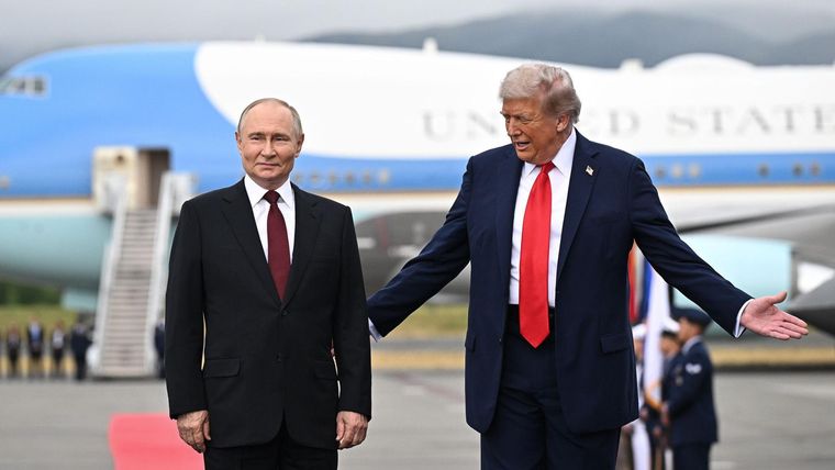 Donald Trump recibe a Vladimir Putin en Alaska con una alfombra roja y un cálido apretón de manos.