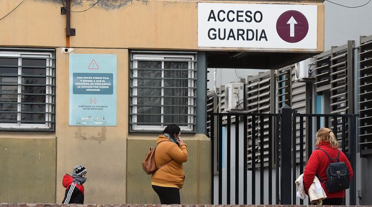 Médicos y pacientes con síntomas de gastroenteritis. Foto: ALF PONCE MERCADO / MDZ