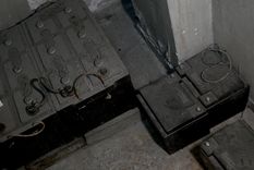 En la sala de interrogadorios todavía están las baterías que alimentaban la picana eléctrica.