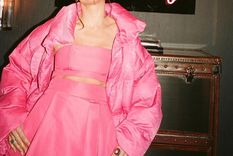 Jennifer López se suma a uno de los colores tendencia del 2022 como es el rosa chicle con un look completo de este tono. Foto: Instagram