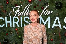 Lindsay Lohan en la premiere de Golpe de navidad Lució un auténtico vestido de Maison Valentino. Foto: Fuente: Imagen / Lindsay Lohan