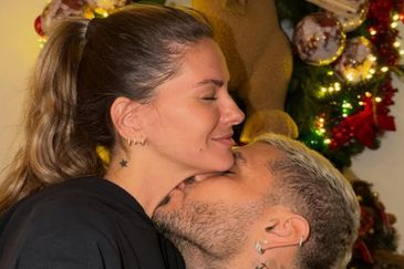 La inesperada postal que el delantero compartió en redes para celebrar un año de relación.