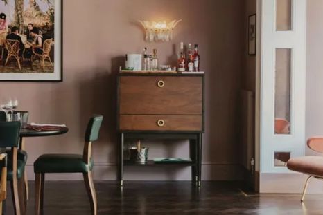 Decorar con neutros da lugar a muchas combinaciones de colores atemporales , como se muestra en este comedor diseñado por Studio Duggan. Foto: Studio Duggan y fotografía Mariell Lind Hansen