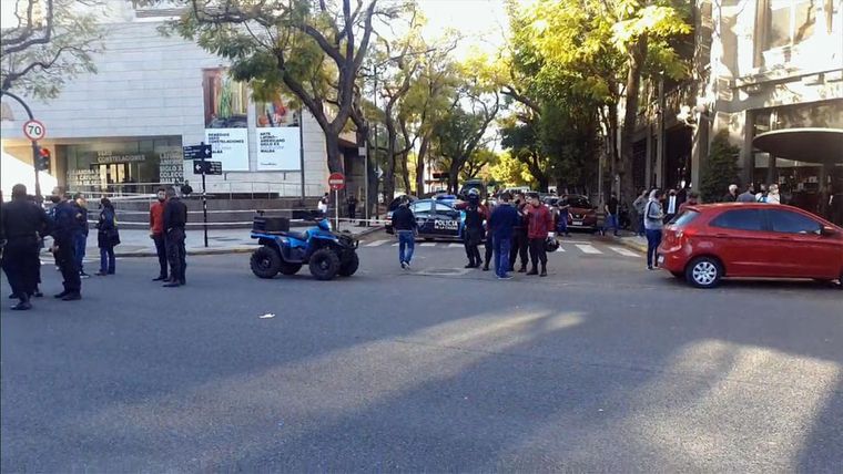 El lugar donde fue apuñalado el policía. Foto: Foto: captura TN