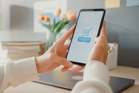 Google anunció una actualización con inteligencia artificial para usar las funciones de Shopping directamente en la aplicación de Gemin. Foto: Freepik