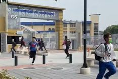 Ecuador Alumnos huyen de la Universidad de Guayaquil en pleno ataque. Foto: Captura de video
